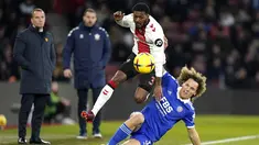 Gelandang Southampton, Ainsley Maitland-Niles berebut bola dengan bek Leicester City Wout Faes pada pekan ke-26 Liga Premier League Inggris di St. Mary's Stadium, Southampton, Minggu (5/3/2023) dini hari WIB.  Leicester keok 0-1 di markas Southampton. (Andrew Matthews/PA via AP)