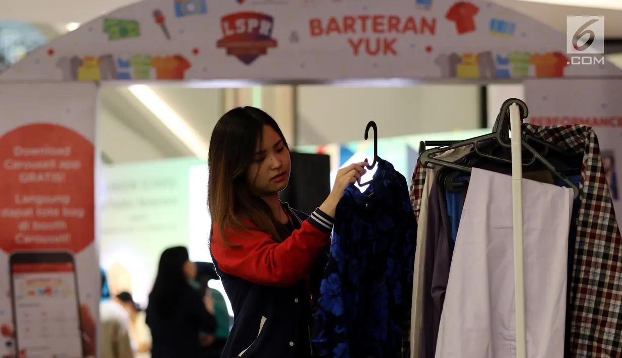 Pengunjung mencari busana di pameran yang digagas oleh LSPR Communication Festival, Carousell Barteran Yuk, berkolaborasi dukungan Pemberdayaan Pengusaha Kreatif Indonesia di Atrium FX, Jakarta, Jumat (27/7). (Lipuatn6.com/Johan Tallo)