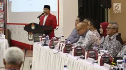 Ketua Umum PKPI, Hendropriyono (kiri) memberi sambutan saat menghadiri penyerahan nomor urut peserta Pemilu 2019 dalam rapat pleno terbuka di kantor KPU Pusat, Jumat (13/4). (Liputan6.com/Angga Yuniar)