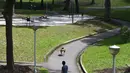 SPOT, robot anjing yang dapat mendeteksi apakah pengunjung memakai masker atau tidak menjalani uji coba putaran keduanya di Bishan Park Singapura, 22 September 2020. Uji coba ini bagian dari upaya melawan penyebaran COVID-19. (Xinhua/Then Chih Wey)