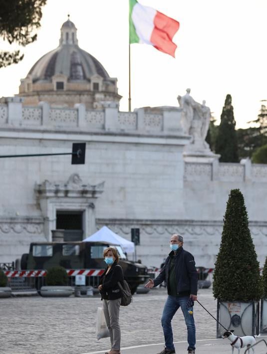 Orang-orang yang memakai masker terlihat di Piazza Venezia di Roma, Italia, pada 6 Oktober 2020. Pemerintah Italia juga mengumumkan situasi darurat nasional, yang pertama kali diberlakukan pada 31 Januari, akan diperpanjang "setidaknya" hingga genap satu tahun penerapannya. (Xinhua/Cheng Tingting)