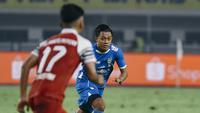 Setelah pulih dari cedera ligamen, Febri Hariyadi kembali tampil bersama Persib Bandung saat bersua Barito Putera pada laga pekan ke-32 BRI Liga 1 musim ini di Stadion Gelora Bandung Lautan Api, Jumat (9/5/2025) malam WIB. (dok. Persib Bandung)&nbsp;
