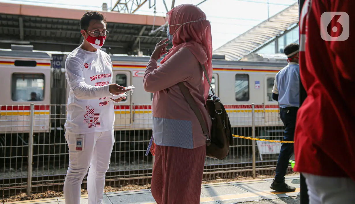 Sekelompok milenial PT KCI bernama C-Ranger membagikan masker kepada para pengguna jasa KRL di Stasiun Tanah Abang, Jakarta, Senin (17/8/2020). PT Kereta Commuter Indonesia (KCI) memperingati Hari Kemerdekaan RI dengan membagikan masker kepada para pengguna jasa KRL. (Liputan6.com/Faizal Fanani)