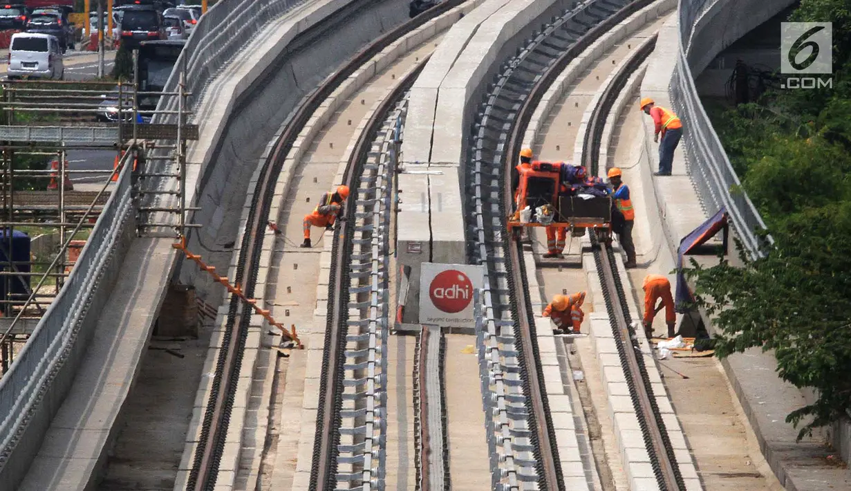 Pekerja menyelesaikan pembangunan LRT (Light Right Transit) Jabodebek di kawasan Kampung Makasar, Jakarta, Sabtu (26/10/2019). LRT akan diuji coba pada awal November 2019. (Liputan6.com/JohanTallo)