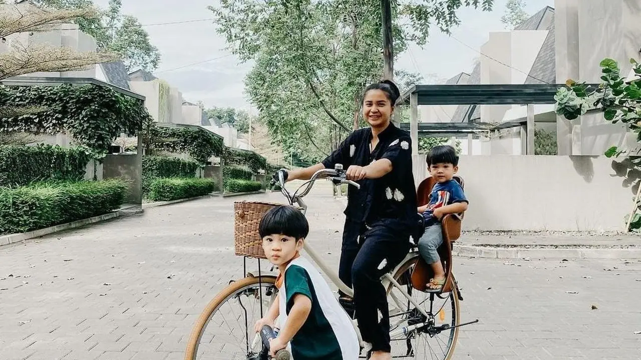 Putri Titian Momong Anak