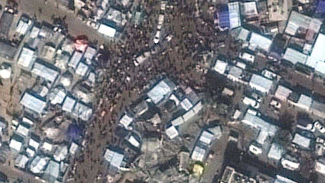 Migrasi ini telah mengubah wajah kawasan Rafah menjadi padat secara signifikan, dengan jumlah pengungsi yang tinggi. Foto: Maxar Technologies / Handout via REUTERS<br>