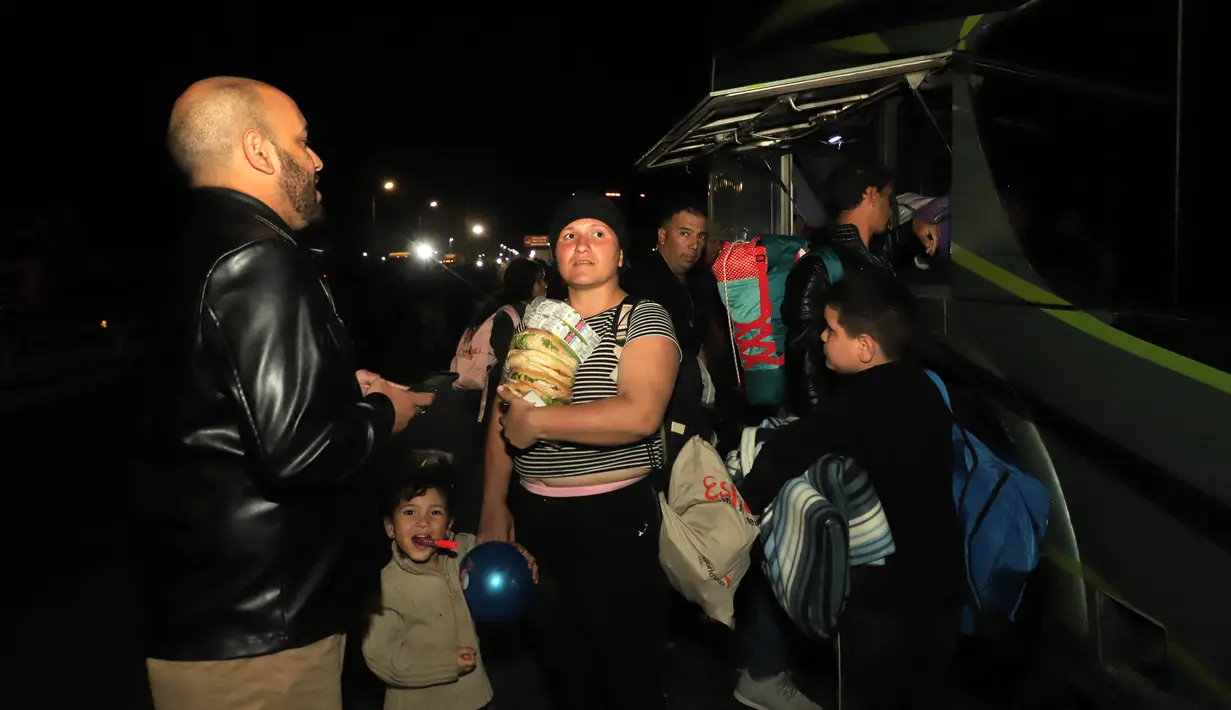Penerbangan repatriasi pertama untuk ratusan migran Venezuela yang terdampar di perbatasan dengan Peru setelah pengetatan kontrol migrasi, akan tiba di Chile pada hari Minggu pagi, kata Menteri Luar Negeri Chili Alberto van Klaveren. (Photo by AGUSTIN MERCADO / AFP)