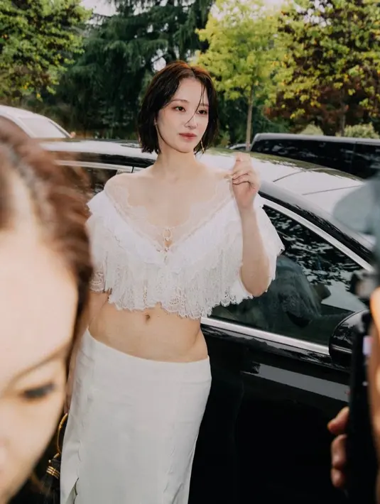 <p>Pada 26 September, aktris Jeon Jong seo membuat heboh penggemar dengan kehadirannya di Chloe SS25 Show, Paris Fashion Week. [@jeonjongseo.adores/x].</p>