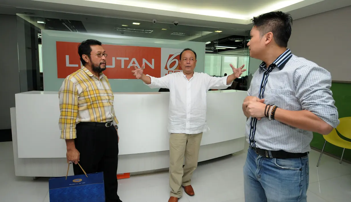Wakil Ketua Umum Partai Golkar hasil Musyawarah Nasional IX Jakarta, Yorris Raweyai (kiri) berbincang bersama pimpinan redaksi Liputan6.com di kawasan Senayan, Jakarta, Senin (23/3/2015). (Liputan6.com/Helmi Fithriansyah)