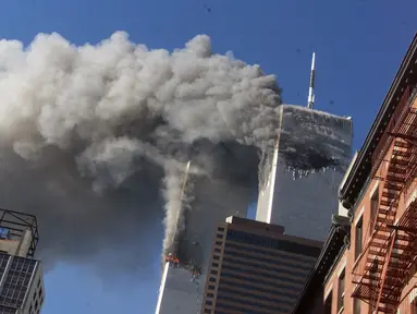 File foto 11 September 2001 asap mengepul dari menara kembar World Trade Center yang terbakar setelah pesawat yang dibajak menabrak menara, di New York City. (AP Photo/Richard Drew)