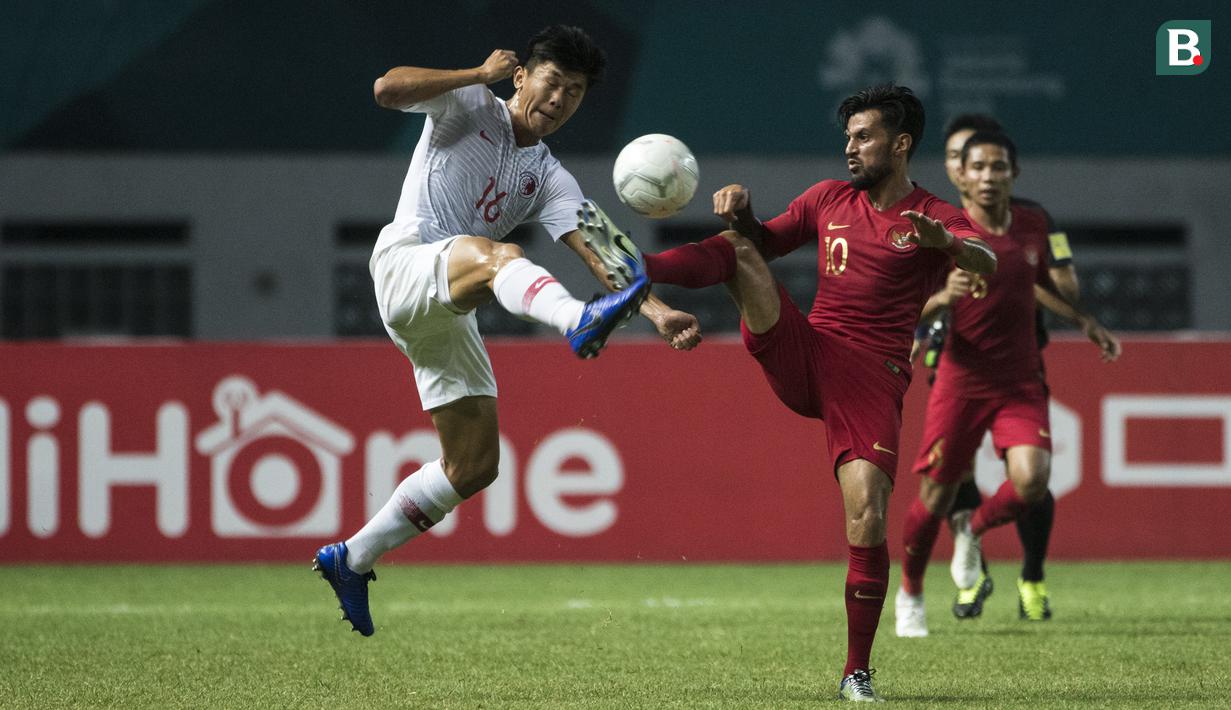 Gelandang Timnas Indonesia, Stefano Lilipaly, berebut bola dengan gelandang Hongkong, Tan Chun Lok, pada laga persahabatan di Stadion Wibawa Mukti, Jakarta, Selasa (16/10). Kedua negara bermain imbang 1-1. (Bola.com/Vitalis Yogi Trisna)