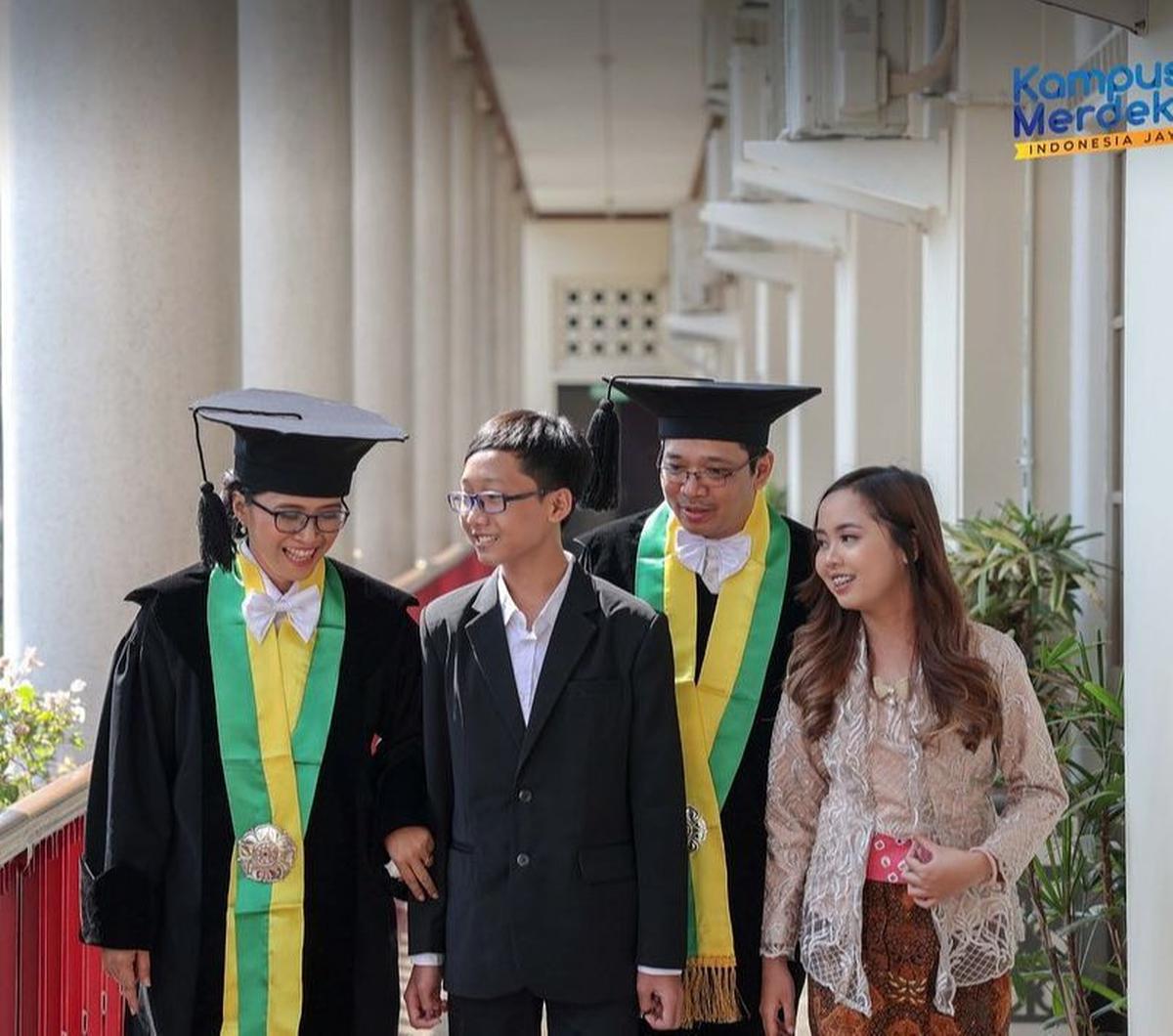 Pasangan Puji Astuti dan Agung Endro Nugroho menjadi contoh nyata bahwa hubungan yang suportif bisa membuat kedua belah pihak bertumbuh dengan baik. Keduanya seolah menegaskan cinta bisa jadi penguat dalam meraih mimpi.