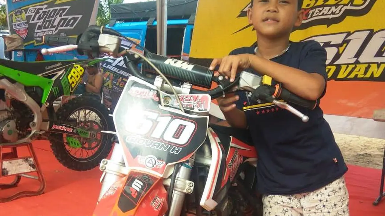 Aksi Pembalap Cilik Asal Sumut Unjuk Gigi di MXGP Palembang