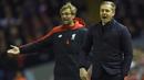 Pelatih Liverpool, Jurgen Klopp (kiri) dan Pelatih Swansea City, Garry Monk memberikan instruksi kepada anak asunya, pada lanjutan Liga Premier Inggris di Stadion Anfiled, Senin (30/11/2015) dini hari WIB. (AFP Photo/Paul Ellis)