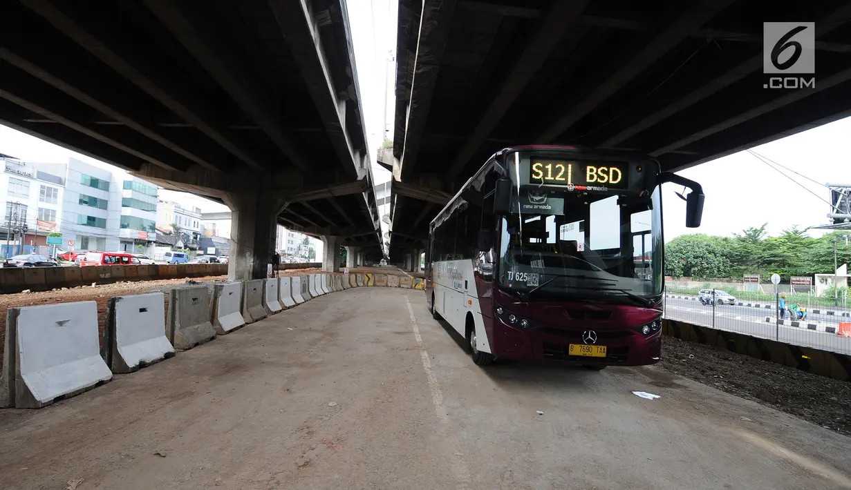 Bus premium Transjakarta atau Royaltrans menunggu penumpang di lahan yang menjadi semacam pul Royaltrans di kolong Tol Simatupang, Jakarta, Selasa (23/4). Ada dua rute bus Royaltrans yang berangkat dari pul ini, yakni S12 (BSD-Fatmawati) dan S31 (Blok M-Bintaro). (Liputan6.com/Herman Zakharia)