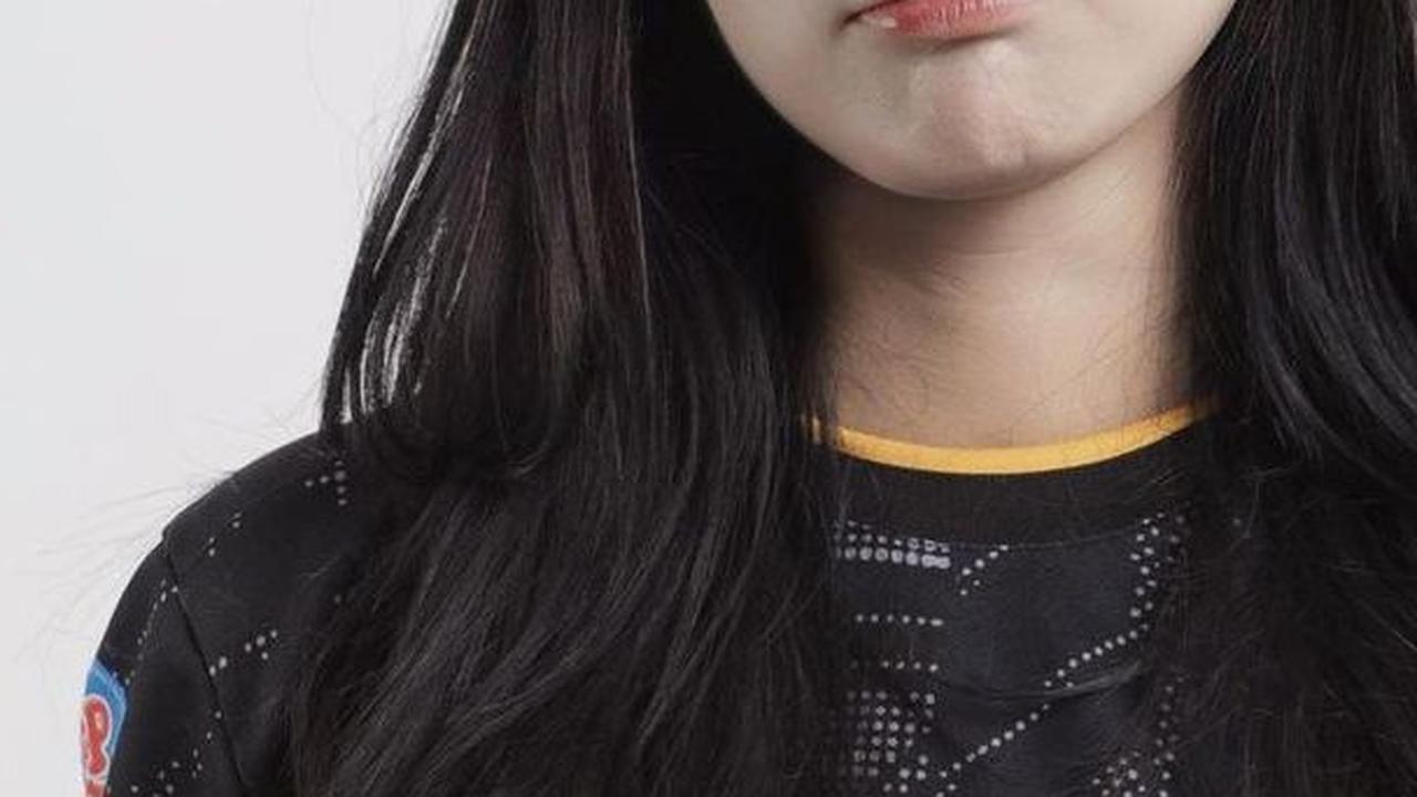 Inilah salah satu potret Syalma Nabillah. Dengan pakaian jersey hitam dari tim Esports RRQ, dia tampak cantik dengan rambut panjang hitamnya yang digerai.