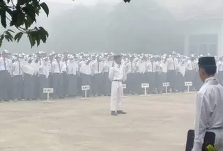 Upacara bendera pada Senin (14/10/2019) pagi, di SMAN 12 Palembang diselimuti kabut asap pekat (Liputan6.com / Nefri Inge)