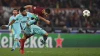 Pemain Barcelona, Luis Suarez berebut bola dengan pemain AS Roma, Alessandro Florenzi pada laga leg kedua perempat final Liga Champions di Stadion Olimpico, Selasa (10/4). AS Roma menggilas Barcelona 3-0 untuk merebut tiket semifinal. (LLUIS GENE/AFP)