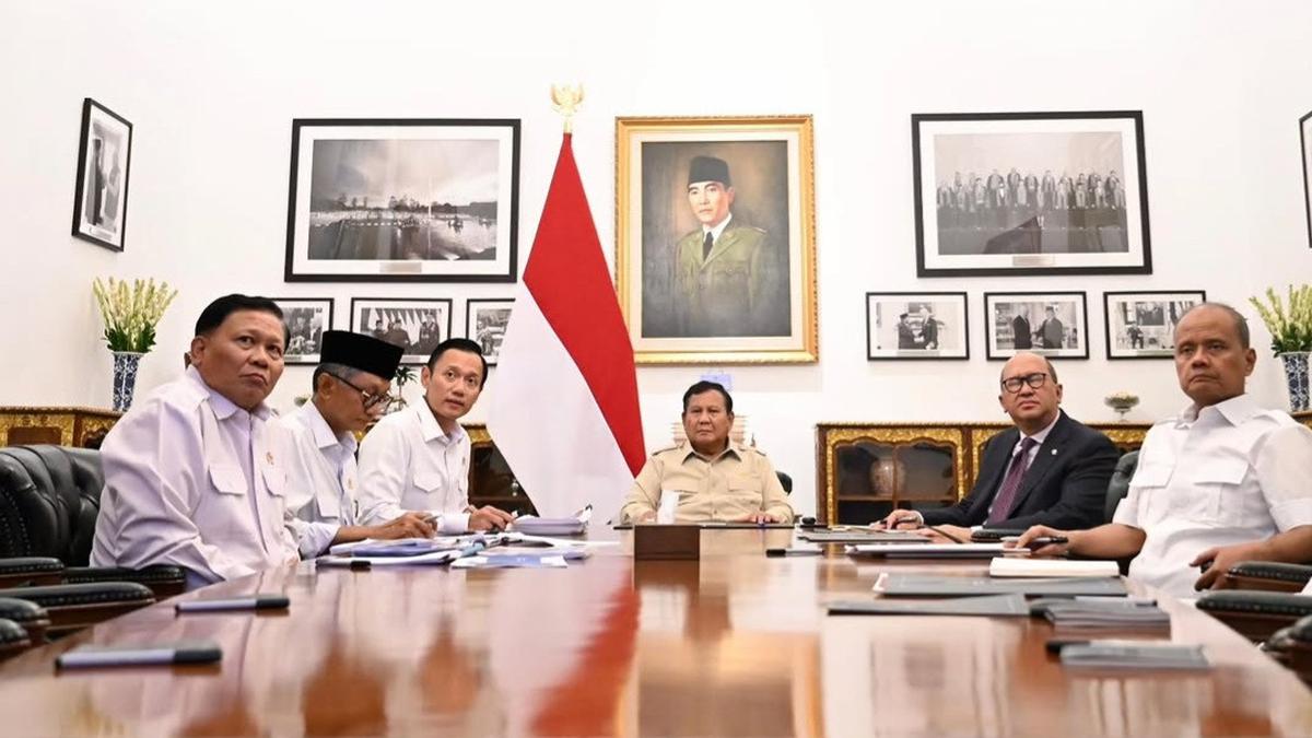 Seskab Teddy Ingatkan Pentingnya Pembangunan Giant Sea Wall di Kawasan Pantura