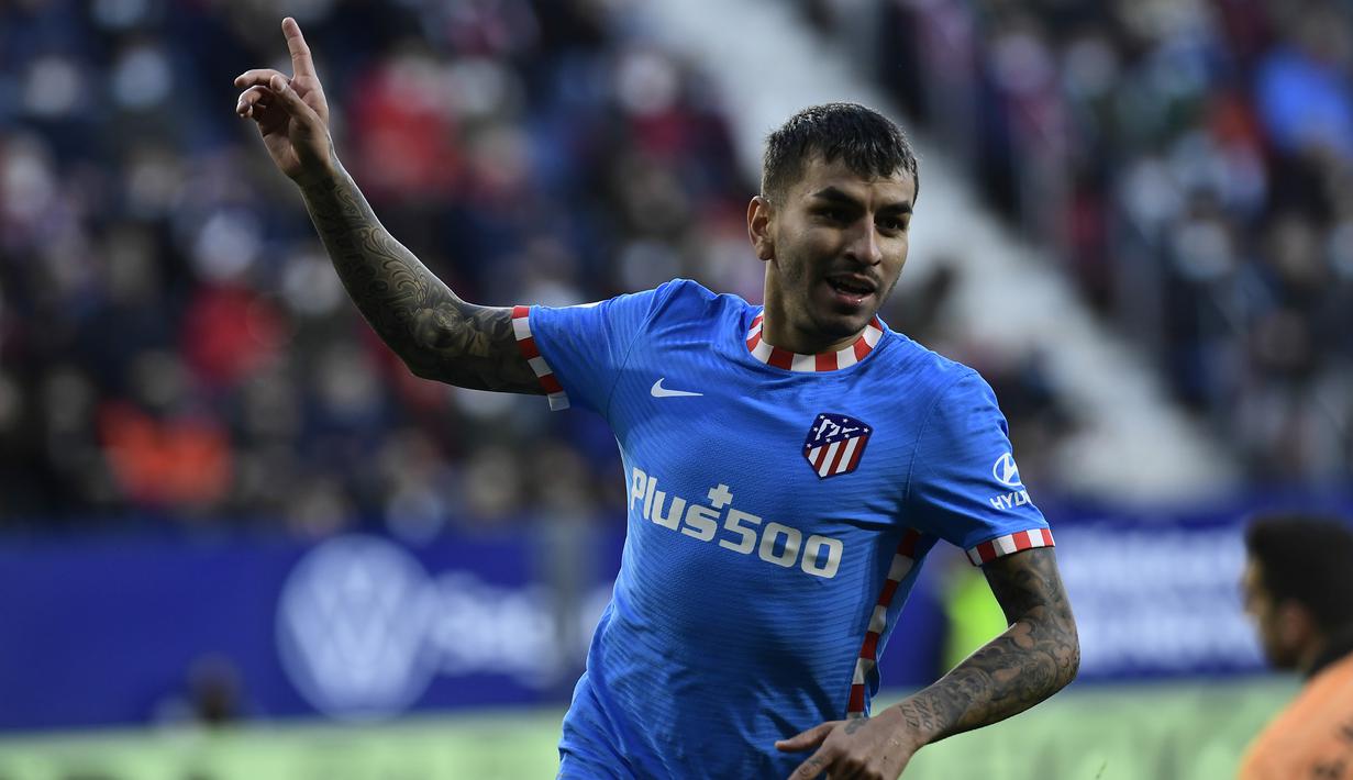 Dua menit menjelang laga usai, pemain pengganti Angel Correa membawa Atletico unggul 3-0. Gol dicetak usai menerima umpan Koke usai kerjasama satu duanya dengan Joao Felix. Skor 3-0 bertahan hingga laga usai. (AP/Alvaro Barrientos)