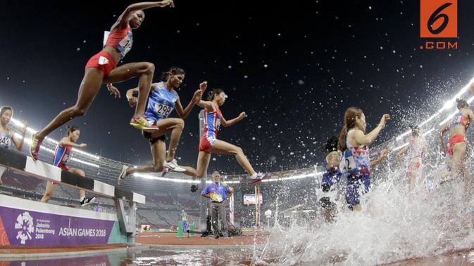 Aksi para atlet cabang atletik saat final nomor 3000 meter steeplechase pada Asian Games di Stadion Utama Gelora Bung Karno, Senayan Jakarta, Senin (27/8/2018). (Bola.com/Peksi Cahyo)