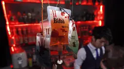 Di bar V, koktail disajikan dalam kantong darah yang terdiri dari empat golongan darah: A, B, AB, dan O, Beijing,  Jumat (28/11/2014). (REUTERS/Kim Kyung-Hoon) 
