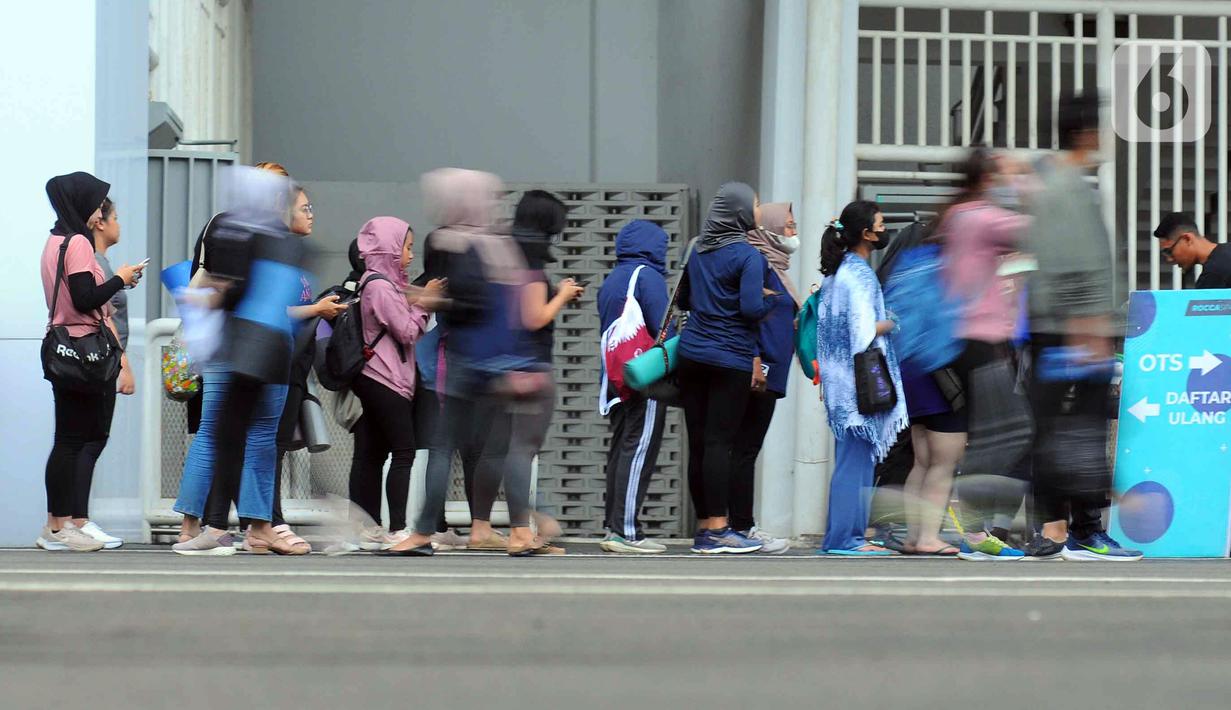 Warga antre untuk mengikuti senam di kawasan Stadion Utama Gelora Bung Karno (SUGBK), Jakarta, Kamis (9/2/2023). Sejak pemerintah mengumumkan tidak ada lagi pembatasan sosial skala besar (PSBB), warga kian antusias untuk berolahraga seperti lari, senam, dan jalan santai. (merdeka.com/Imam Buhori)