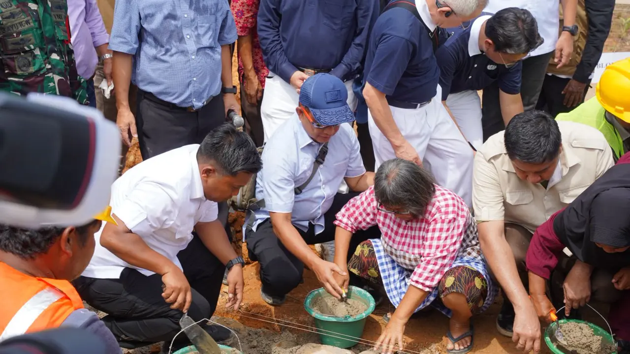 Menteri Dalam Negeri (Mendagri) Muhammad Tito Karnavian menghadiri acara groundbreaking (peletakan batu pertama) pembangunan huntap di Sibolga, Sumut.