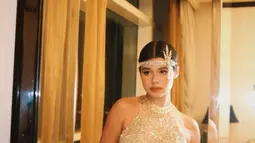 Memang terlahir blasteran, sehingga penampilannya layaknya karakter Daisy dalam film The Great Gatsby yang diperankan oleh Carey Mulligan. Apalagi wanita kelahiran 13 Desember 2002 ini terlihat apik dalam menata rambutnya sehingga terlihat simpel seperti memiliki rambut pendek, padahal rambutnya panjang. (Liputan6.com/IG/@mariatheodoree)