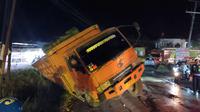 Truk Fuso bermuatan batu lindas pasutri di Pringsewu, Lampung usai gagal menanjak, satu tewas. (Foto: Istimewa).