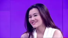 Bagi Aaliyah Massaid, memiliki dua ibu mempunyai kenikmatan tersendiri, salah satunya uang sakunya dobel.