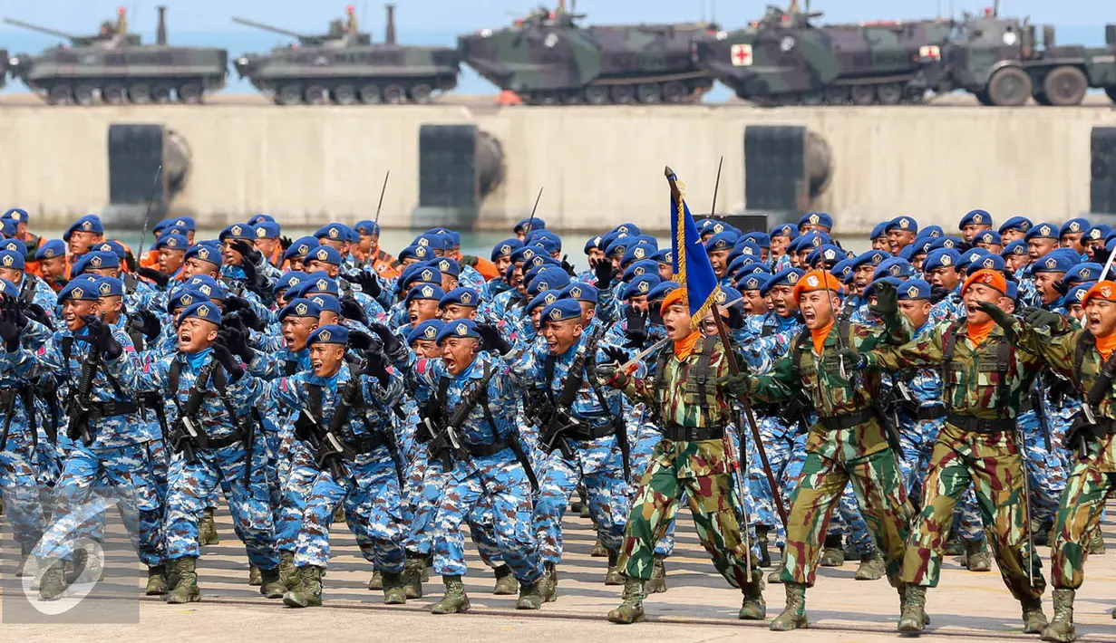 Atraksi bela diri saat peringatan HUT TNI ke-70 TNI di Dermaga Indah Kiat, Cilegon, Banten, (5/10/2015). HUT TNI Ke-70 ditandai atraksi tempur tiga matra TNI Angkata Darat, Laut dan Udara. (Liputan6.com/Faisal Fanani)