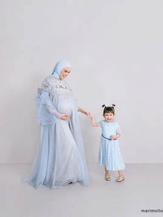 Kartika Putri sendiri sudah melahirkan anak kedua pada 15 Oktober lalu. Bayi perempuan itu diberi nama Khadeejah Aaliyah Basira. (Foto: Instagram/ kartikaputriworld)