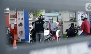 Petugas SPBU mengisi bahan bakar jenis pertalite kepada pengguna sepeda motor di Pamulang, Tangerang Seatan, Banten, Senin (21/9/2020). Pertamina memberi diskon harga BBM jenis pertalite di Tangerang Selatan dan Bali, dari Rp 7.650 menjadi Rp 6.450 per liter. (merdeka.com/Dwi Narwoko)