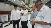 Menag Yaqut Cholil Qoumas mengecek kesiapan layanan katering untuk jemaah haji Indonesia selama berada di Makkah. (Foto: Humas Kemenag)