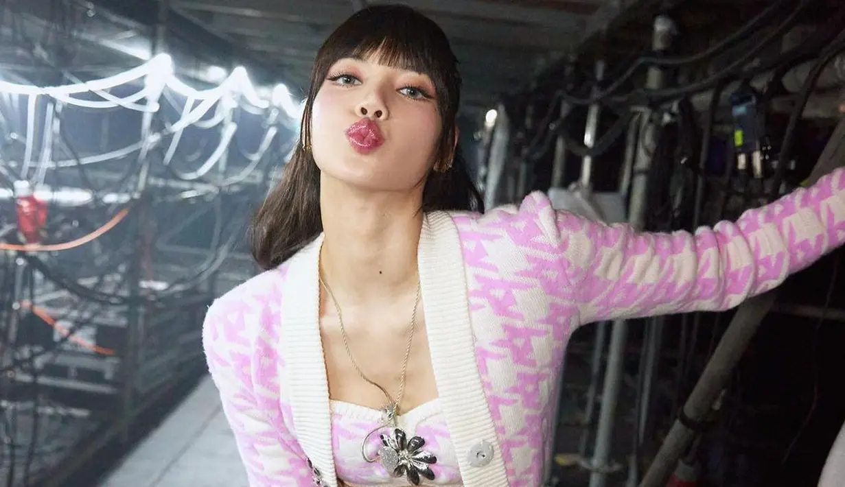 <p>Unggahan Lisa member termuda di grup BLACKPINK tersebut membuat netizen heboh. Tak sedikit yang merasa heran dengan Lisa yang tiba-tiba mengunggah foto dengan lelaki. (Instagram/ lalalalisa_m)</p>