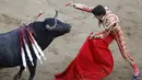 Matador asal Perancis, Sebastian Castella berusaha menenangkan banteng selama festival adu banteng di arena Canaveralejo, Cali, Kolombia, (29/12). Festival ini di adakan tiap setahun sekali menjelang akhir tahun. (REUTERS/Jaime Saldarriaga)