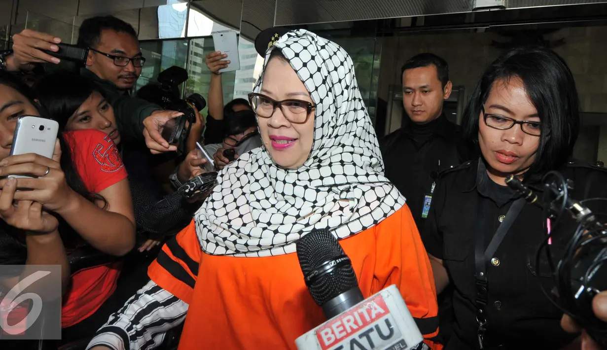 Dewie Yasin Limpo keluar dari gedung KPK usai menjalani pemeriksaan, Jakarta, Rabu (4/10/2015). Pemeriksaan juga menghadirkan Politisi Golkar Mulyadi sebagai saksi. (Liputan6.com/Helmi Afandi)