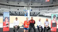 Local Ambassador FIBA World Cup 2023, Cinta Laura berbicara dalam konferensi pers di Indonesia Arena, Jakarta, Selasa (11/7/2023) sore WIB. (Bola.com/M Iqbal Ichsan)