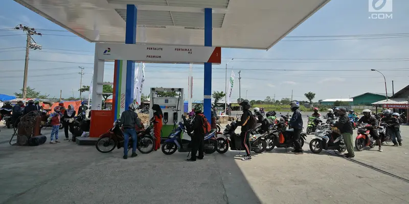 Pemudik Sepeda Motor Ramaikan SPBU di Brebes