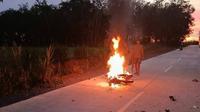 Tiga pelajar SMA terlibat kecelakaan hebat hingga satu motor terbakar di lokasi kejadian. (Dok. Istimewa)