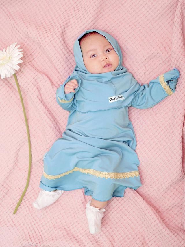 7 Potret Sada Aminahanara Putri Fitri Tropica saat Pakai Hijab, Menggemaskan