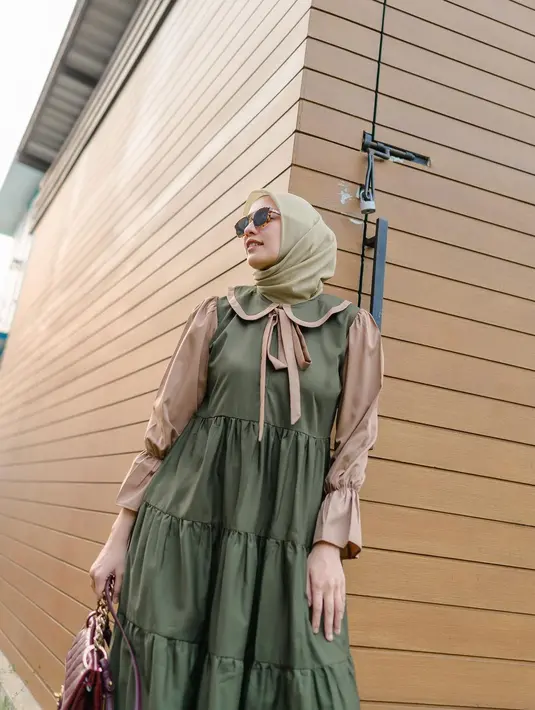 Tunik hijau lumut yang stylish berpadu dengan hijab berwarna hijau (Foto: Instagram @megaiskanti)