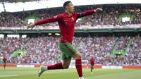 Penyerang Portugal, Cristiano Ronaldo berselebrasi usai mencetak gol ke gawang Swiss pada pertandingan kedua Grup A2 UEFA Nations League di Stadion Jose Alvalade di Lisbon, Senin (6/6/2022). Ronaldo mencetak dua gol dan mengantar Portugal menang telak atas Swiss 4-0. (AP Photo/Armando Franca)