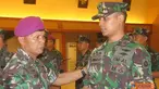 Citizen6, Surabaya: Ucapan selamat dari Wadan Kobangdikal kepada salah satu prajurit Kobangdikal pada Upacara prosesi kenaikan pangkat (Kenkat) di Gedung Moeljadi, Kesatrian Bumimoro, Kobangdikal, Surabaya. (Pengirim: Penkobangdikal). 