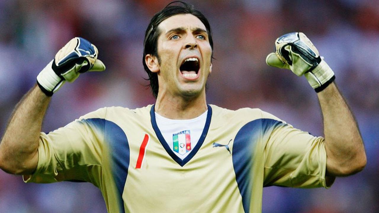 Kisah Buffon Tolak Main Bareng Messi di Barcelona