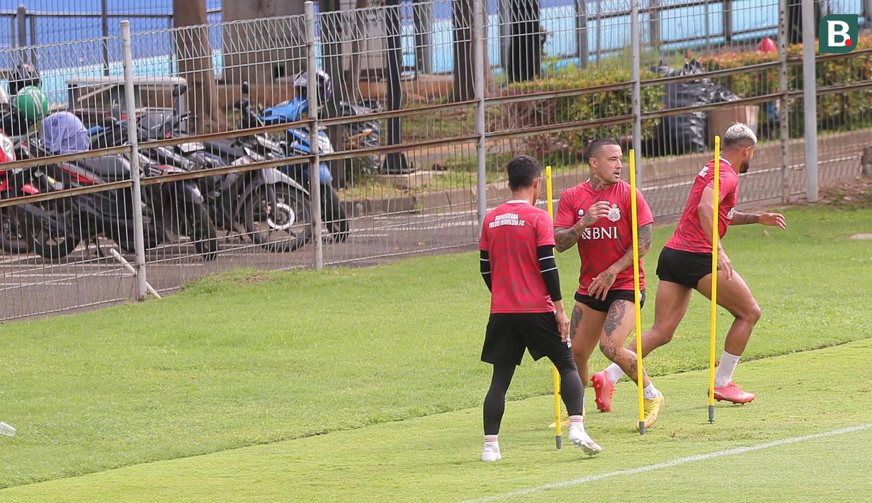 Pemain Bhayangkara FC, Radja Nainggolan, saat sesi latihan di Lapangan B Senayan, Jakarta, Jumat (12/1/2023). Pemain keturunan Indonesia ini diharapkan bisa membawa The Guardian keluar dari zona degradasi.  (Bola.com/M Iqbal Ichsan)