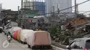 Deretan mobil parkir di jalur inspeksi Kanal Banjir Barat, Jakarta, Senin (6/3). Keterbatasan lahan menyebabkan pemilik kendaraan memarkirkan kendaraannya di tempat tersebut, meskipun telah terpampang larangan parkir. (Liputan6.com/Immanuel Antonius)