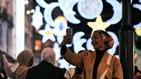 Dekorasi lampu Ramadan disambut baik oleh komunitas Muslim di London. (Dok. Instagram/@holbid/https://www.instagram.com/p/CqGMdBhuTYc/Dyra Daniera)