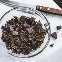 Konsumsi cokelat hitam dapat mengurangi risiko penuaan serta akan menjaga kulit tetap awet muda. (Foto: Unsplash.com/Dovile Ramoskaite)